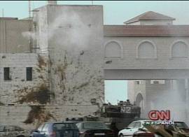 Tanques israelenses avan�am na destrui��o do quartel-general de Yasser  Arafat em Ramallah. Imagem: TV CNN em espanhol, 30/3/2002