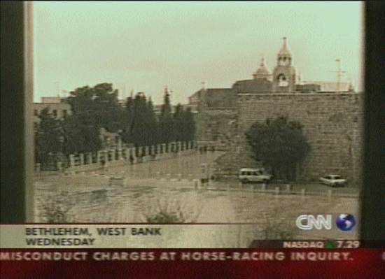 Imagem da TV CNN em ingls, em 4/4/2002 s 12H57: Israelenses cercam a Igreja da Natividade, em Belm