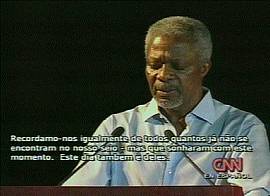 Secretrio-geral das Naes Unidas, Kofi Annan, fala no ato em Dili (Imagem: TV CNN em espanhol, 19/5/2002)
