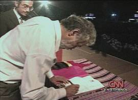Presidente Xanana Gusmo jura a constituio do Timor Leste (Imagem: TV CNN em espanhol, 19/5/2002)