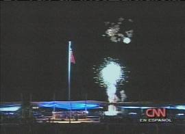 Festa prossegue nos cus da capital Dili (Imagem: TV CNN em espanhol, 19/5/2002)