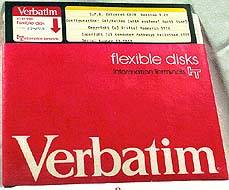 Disco flex�vel de 8 polegadas, de 1978. Foto: Museu da Computa��o da Universidade de Virginia/EUA
