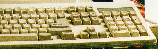 O teclado inclui as teclas de funo, as direcionais e um bloco numrico separado