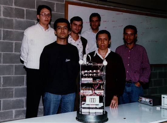 A equipe que desenvolveu o rob� Emmy em Santos