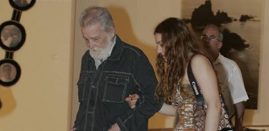 O artista pl�stico Mario Gruber com a neta Lorena Hollander na exposi��o em comemora��o aos 20 anos do Memorial da Am�rica Latina, em S�o Paulo  (19/02/2009)