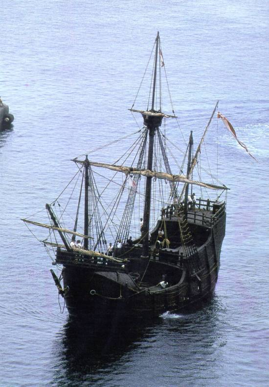 No mesmo local em que Colombo chegou, uma das r�plicas das naus aguarda o amanhecer (foto: revista 'Hola!' especial, Madrid, 1992)