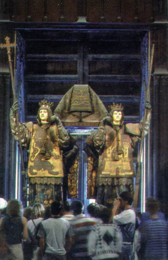 Suposto tmulo de Colombo na catedral de Sevilha (foto: revista 'Hola!' especial, Madrid, 1992)