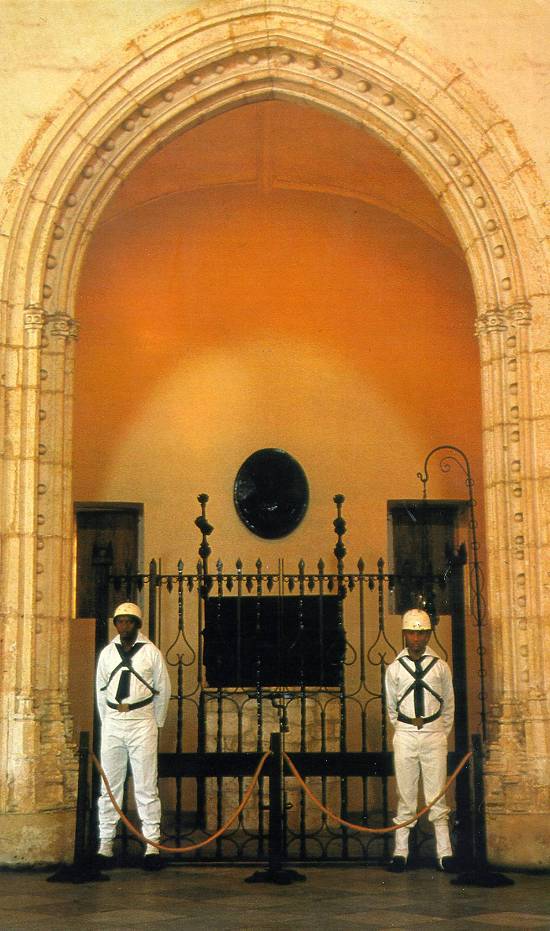 Suposto tmulo de Colombo na Catedral de Santo Domingo (foto: revista 'Hola!' especial, Madrid, 1992)