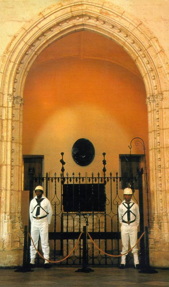 Suposto t�mulo de Colombo na Catedral de Santo Domingo (foto: revista 'Hola!' especial, Madrid, 1992)