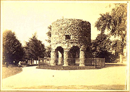 A torre de Newport em foto de cartão estereográfico de William Herman Rau (1855-1920) - da coleção de James Baker, de Newport/EUA
