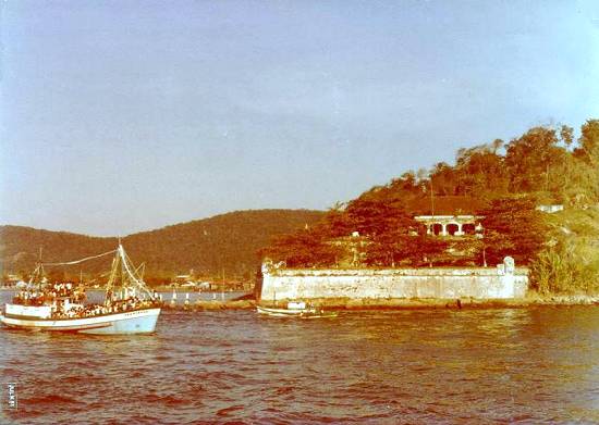 Passagem pela Fortaleza da Barra, no canal de navegao da Baa de Santos