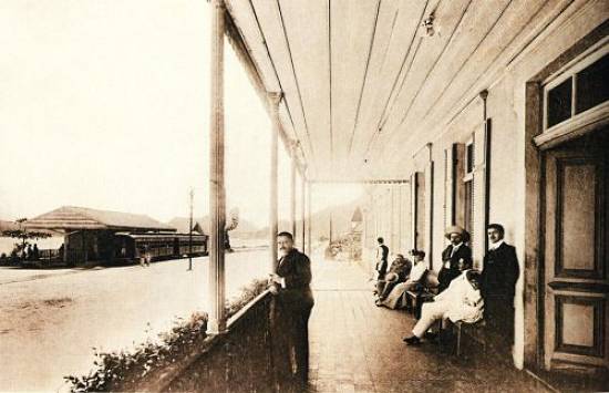 Vista da varanda do Grande Hotel, a estao do Guaruj,  esquerda, ao fundo, em 1905 (Foto: livro 'Lembranas de So Paulo-II', de Gerodetti/Cornejo)
