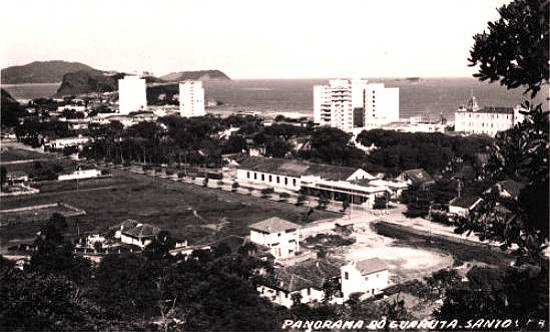 No centro, a estao da praia de Pitangueiras, em carto postal da dcada de 1950, tendo  esquerda o Morro do Maluf