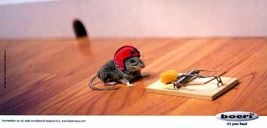 Detalhe: segundo os entendidos, a ratoeira costuma pegar o rato pelo meio das costas, de forma que o capacete no protege...
