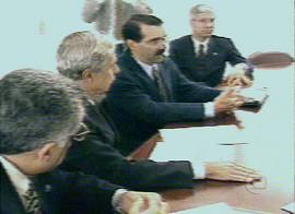 Pol�ticos e t�cnicos de inform�tica discutem a seguran�a do painel de vota��es, em 27/3/2001. Imagem: TV Globo
