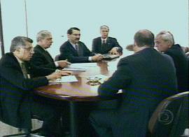 Pol�ticos e t�cnicos de inform�tica discutem a seguran�a do painel de vota��es, em 27/3/2001. Imagem: TV Globo