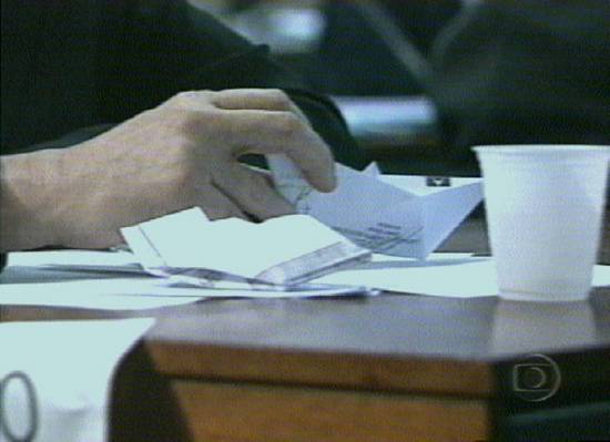 Imagem da Rede Globo de Televis�o, transmitida em 3/4/2001: a CPI dos barquinhos de papel