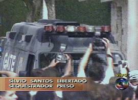 Captura de imagens de televis�o ao vivo da resid�ncia de S�lvio Santos, em 30/8/2001
