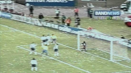 Imagens do gol doado pelos argentinos, no jogo de 5/9/2001 (captura de tela: TV Band News)