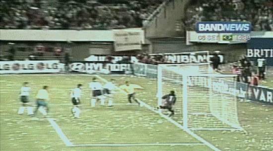 Imagens do gol doado pelos argentinos, no jogo de 5/9/2001 (captura de tela: TV Band News)