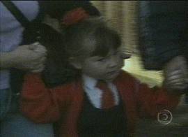 Pais levam crian�as � escola na violenta Irlanda do Norte (Imagem: Rede Globo de Televis�o, 9/9/2001