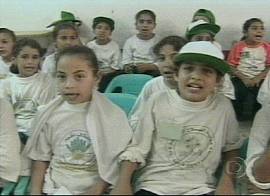 Crian�as israelenses cantam pela paz, em servi�o de apoio psicol�gico �s v�timas infantis da guerra (Imagem: Rede Globo de Televis�o, 9/9/2001