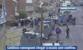 Irlanda do Norte: escolta armada e da imprensa no caminho para a escola (Imagens: TV Band News, 6/9/2001)