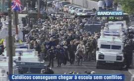 Irlanda do Norte: escolta armada e da imprensa no caminho para a escola (Imagens: TV Band News, 6/9/2001)