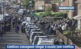 Irlanda do Norte: escolta armada e da imprensa no caminho para a escola (Imagens: TV Band News, 6/9/2001)
