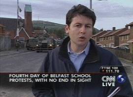 Imprensa internacional acompanha a ida das crian�as � escola (Imagem: TV CNN em ingl�s, 6/9/2001)