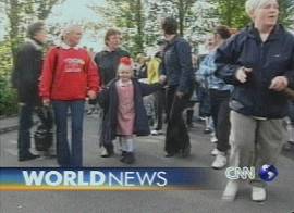 Imprensa internacional acompanha a ida das crian�as � escola (Imagem: TV CNN em ingl�s, 6/9/2001)
