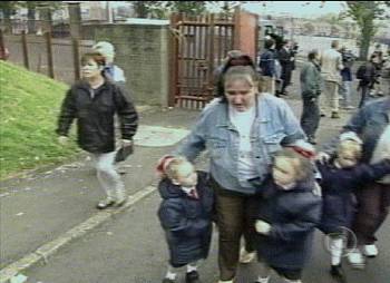 Com medo, chorosas, agarradas aos pais, as crian�as chegam � escola. E no dia seguinte? (Imagem: Rede Globo de Televis�o, 6/9/2001)