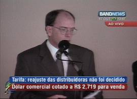 Ante a reao,  tarde (13h47), o governo adiou o reajuste, em Braslia. Imagens: TV Band News