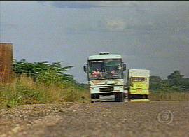 A esburacada BR-174 (Imagem: Rede Globo de Televis�o, no Jornal Nacional de 4/12/2001)