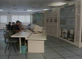 Todo este sistema de controle fica in�til quando um parafuso cai... (captura de tela - Rede TV!, 22/1/2002, 21H31)