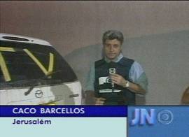 Rep�rter mostra seu ve�culo atacado por Israel. embora identificado. Imagem: captura de tela - Rede Globo de Televis�o - 15/4/2002 - 20h21