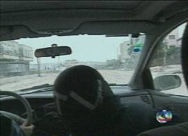 Jornalistas brasileiros em meio aos tiros israelenses. Imagem: captura de tela - Rede Globo de Televiso - 15/4/2002 - 20h20