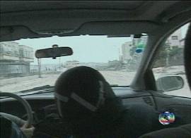 Jornalistas brasileiros em meio aos tiros israelenses. Imagem: captura de tela - Rede Globo de Televis�o - 15/4/2002 - 20h20
