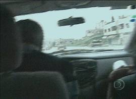 Jornalistas brasileiros sob fogo israelense do tanque  frente. Imagem: captura de tela - Rede Globo de Televiso - 15/4/2002 - 20h22