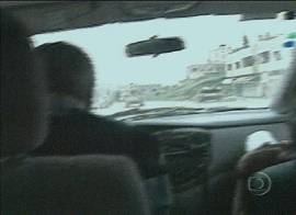 Jornalistas brasileiros sob fogo israelense do tanque � frente. Imagem: captura de tela - Rede Globo de Televis�o - 15/4/2002 - 20h22