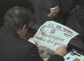 Manchete do jornal 'El Mundo', de Caracas, lido por um pol�tico na Assembl�ia Nacional. (Imagem: TV Globo/Brasil, 16/4/2002, 20h30)
