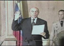 O empres�rio Pedro Carmona Estanga, ao ser empossado pelos golpistas no dia 12. (Imagem: TV Globo/Brasil, 16/4/2002, 20h29)