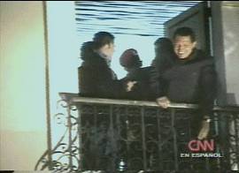 Hugo Chavez, ao voltar ao palcio Miraflores, em Caracas, aps o golpe. (Imagem: TV CNN/EUA 16/4/2002, 21h06)