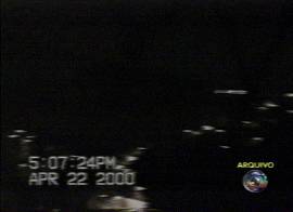 Artilharia pesada, na guerra entre grupos criminosos, na noite carioca (Imagem de arquivo mostrada pela TV Globo/Brasil, 9/1/2002, 20h38)