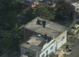 Bandeira de grupo criminoso, hasteada no Rio de Janeiro. (Imagem: TV Globo/Brasil, 9/1/2002, 20h38)