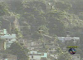 Mesmo a cruz vira smbolo de grupo criminoso no RJ. (Imagem: TV Globo/Brasil, 9/1/2002, 20h38)