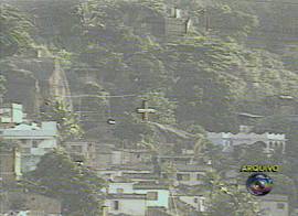 Mesmo a cruz vira s�mbolo de grupo criminoso no RJ. (Imagem: TV Globo/Brasil, 9/1/2002, 20h38)