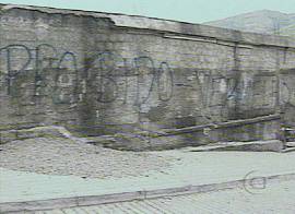 Estilistas do crime j� decidem a roupa que o cidad�o deve usar para sobreviver. (Imagem: TV Globo/Brasil, 9/1/2002, 20h38)