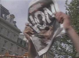 Protestos em Paris contra Le Pen em 22/4 (Imagem: captura de tela da TV Globo/Brasil, 23/4/2002, 7h41)