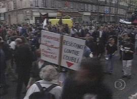 Protestos em Paris contra Le Pen em 22/4 (Imagem: captura de tela da TV Globo/Brasil, 23/4/2002, 7h41)
